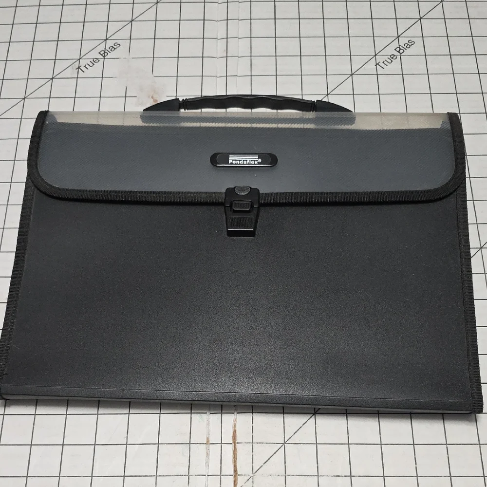 Pendaflex Desk Free Hanging Organizer With Case, 1/3 Tab, 6 Pockets, Letter NWOT
